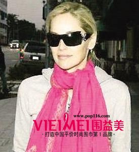 明星时尚围巾系法 尽显魅力所在,最新服装图片-围益美商城